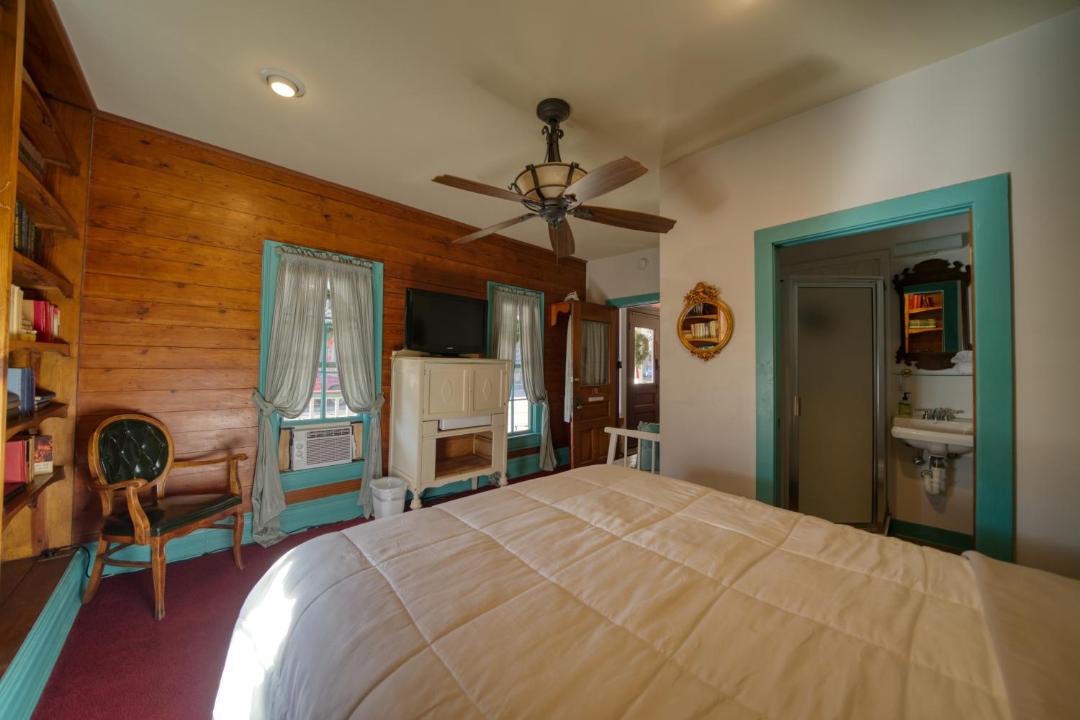 Photo of Bedroom in Eureka Springs Historic District
