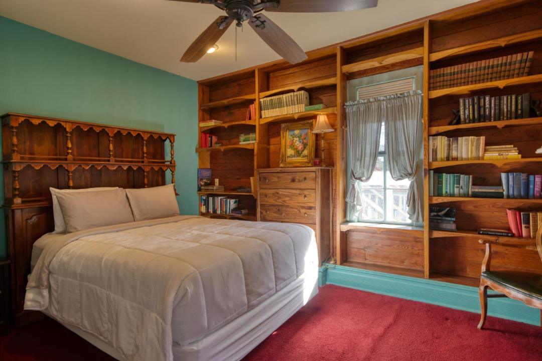 Photo of Bedroom in Eureka Springs Historic District