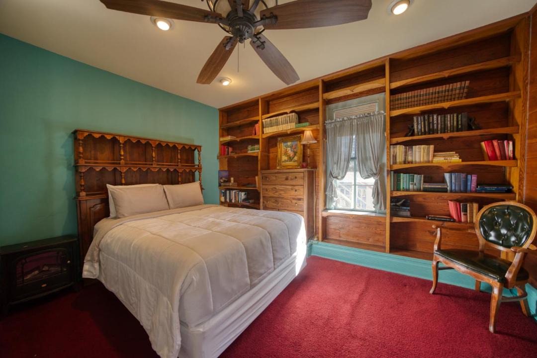 Photo of Bedroom in Eureka Springs Historic District