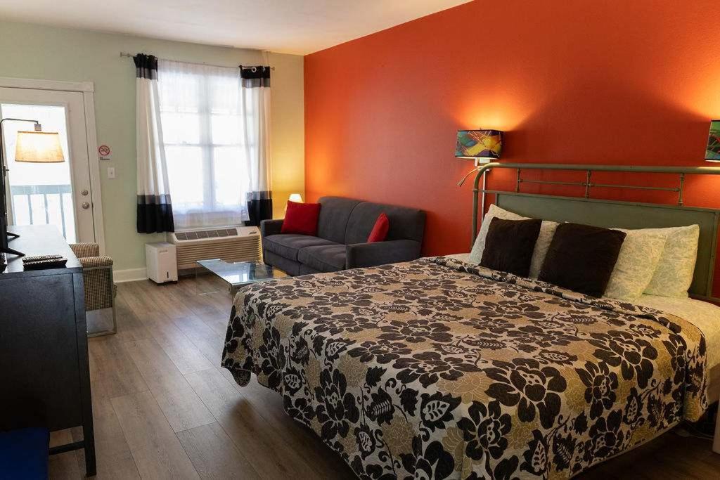 Photo of Bedroom in Eureka Springs Historic District