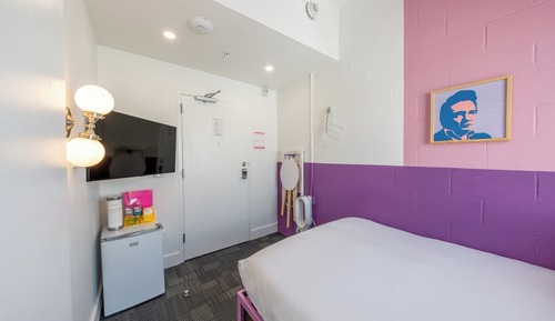 Room 313: Cozy Full
