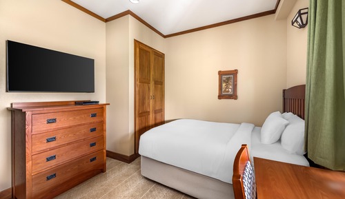 2 BEDROOM LAKE VW 1KG 2QN PRESIDENTIAL SUITE
