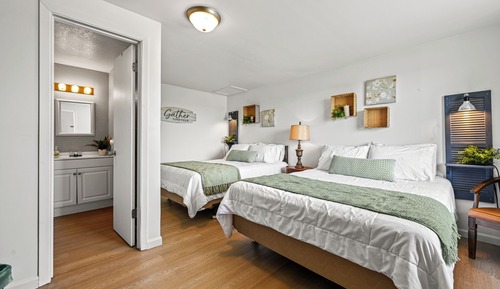 2 Queen Beds, River View, Ground Level