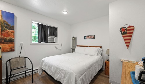 1 Queen Bed, Courtyard View, Ground Level