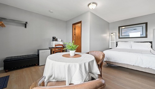 1 Queen Bed, River View, Upper Level