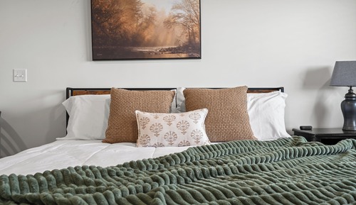 1 Queen Bed, River View, Ground Level