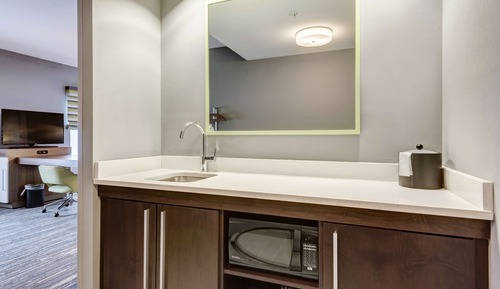 Room, 1 King Bed, Non Smoking, Refrigerator & Microwave (Wet Bar)