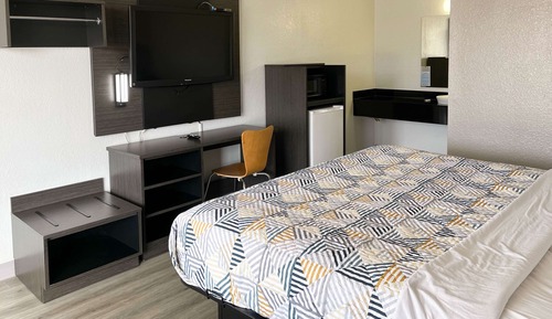 Deluxe Room, 1 King Bed, Non Smoking, Refrigerator & Microwave