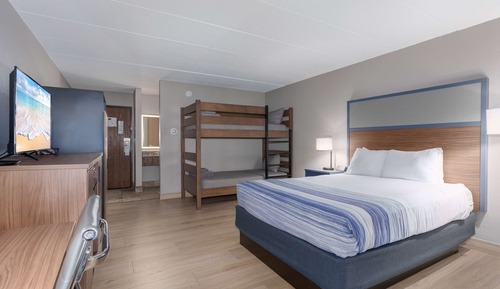Room, Multiple Beds, Non Smoking, Pool View