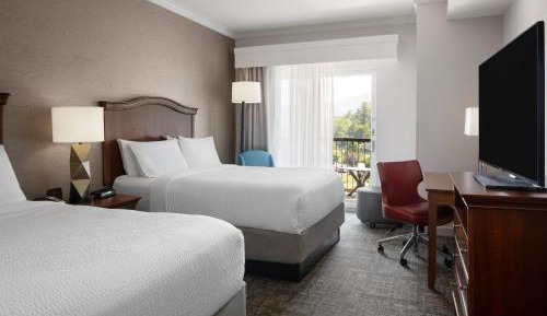 Queen Suite with Two Queen Beds and Lake View