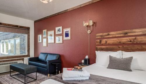 Deluxe Queen Suite