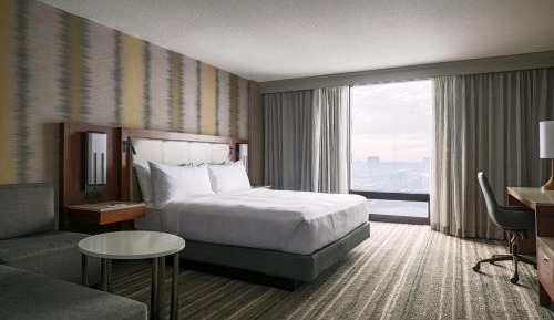King Room with Adapted Tub - Mobility Accessible
