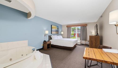 Deluxe King Suite - Non-Smoking
