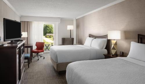 Queen Room with Two Queen Beds and Mobility Accessible Tub