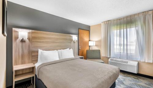 Queen Room with Roll-In Shower - Disability Access/Non Smoking
