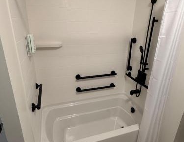 Quadruple Room with Two Queen Beds and Tub - Disability Access/Non Smoking