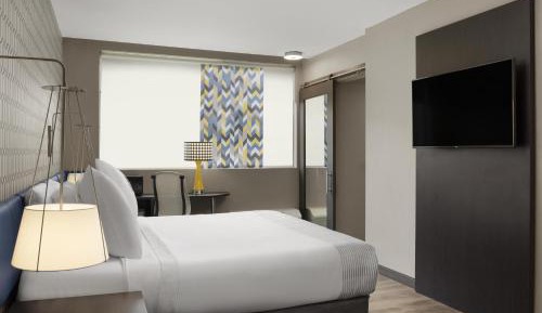 King Room with Roll-in Shower - Disability Access/Non-Smoking