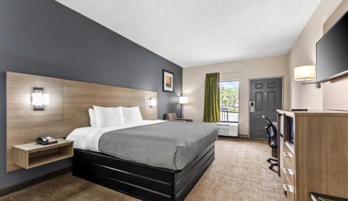 King Room with Roll-In Shower - Accessible/Non-Smoking