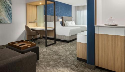 Queen Suite with Sofa Bed and Adapted Tub - Mobility Accessible