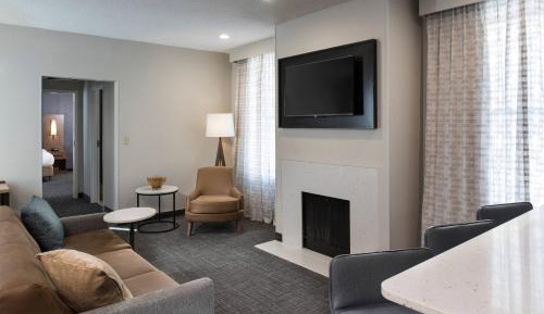 Large One-Bedroom Suite with City View