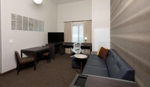 One-Bedroom King Suite with Sofa Bed and City View - Hearing Accessible