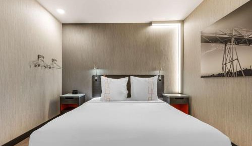 King Room with Roll-in Shower - Disability Access/Non-Smoking