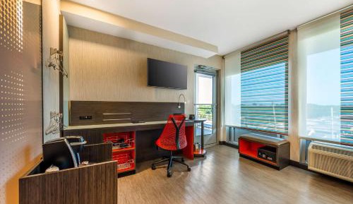 King Room with Balcony - Non-Smoking