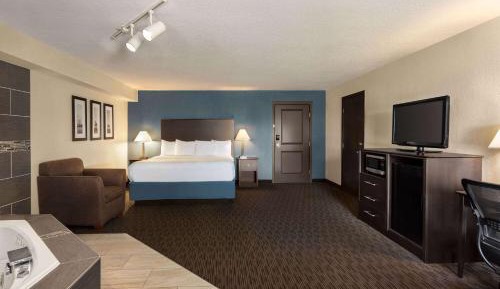 Deluxe King Room with Pool View - Non-Smoking