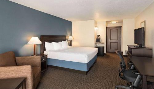 Deluxe King Room with River View - Non-Smoking