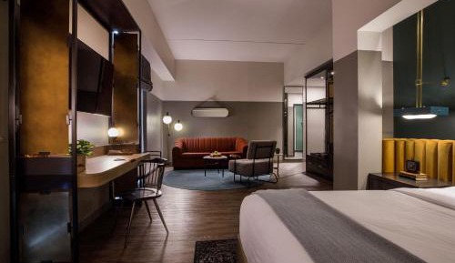 One-Bedroom Corner King Suite with Sofa Bed 