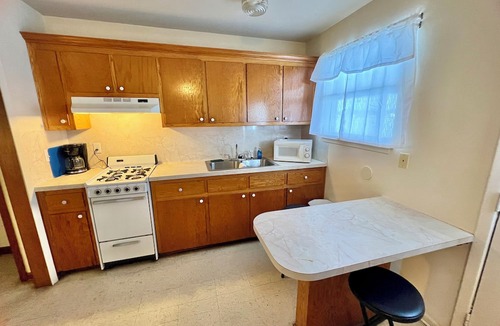 New Roads House | Pointe Breeze Kitchenette #16