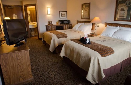 Onalaska House | Rustic Elegance: Lodge with Pantry, Patio & Saloon! 2 Pools | 3 Units