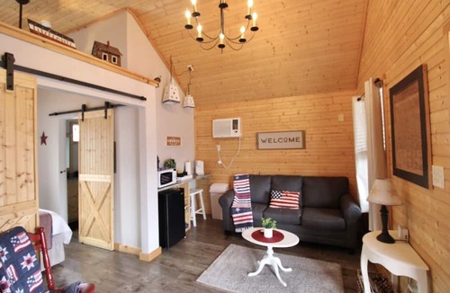 Lenoir City Cabin | Cozy Classy Cabin - pet friendly! Only 1 minute from Lenoir City's main street