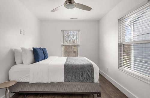 Hope Gardens Condo | Wanderer's Retreat ~ Mins to Downtown & Broadway ~ Garage Parking ~ Private Entrance ~ Trendy Area