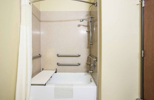 Saint Landry House | Excellent Choice! Comes with Free Breakfast & Parking, Outdoor Swimming Pool!