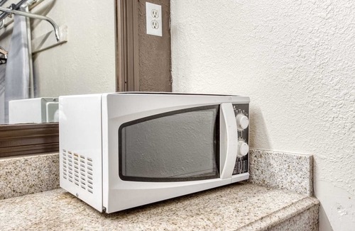 Bald Knob Apartment | King Bed|Non-Smoking