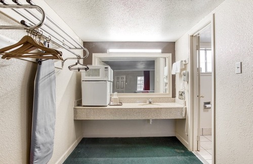 Bald Knob Apartment | King Bed|Non-Smoking