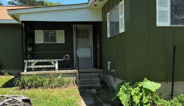 Quaint 3-bedroom cabin with AC in welcoming Cove