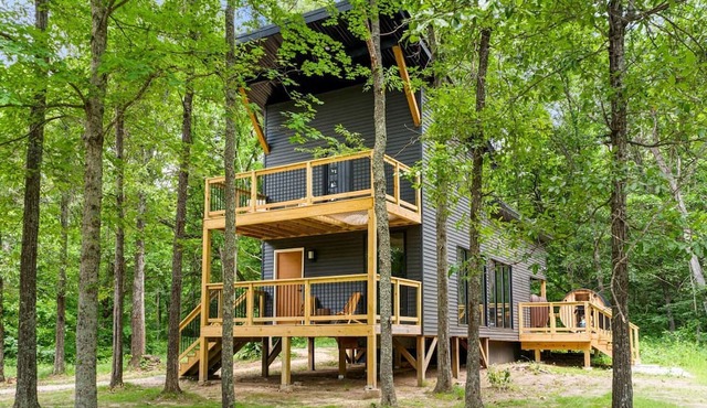 Sleek 2BR Retreat with Hot Tub, Net Hammock, Sauna & Cinema Nights