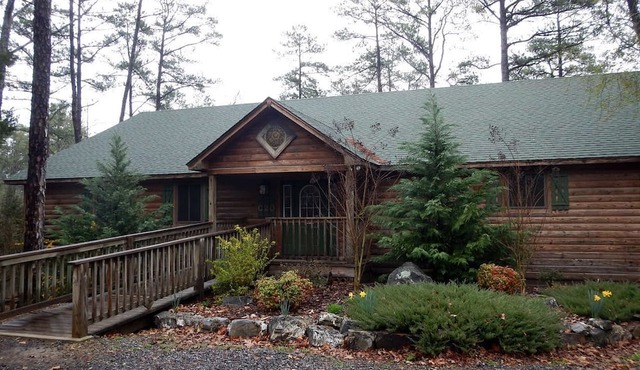 Idyllic Lakefront Log Cabin with Hot Tub and Boat Dock on Lake Ouachita Marina in Mount Ida, Arkansas