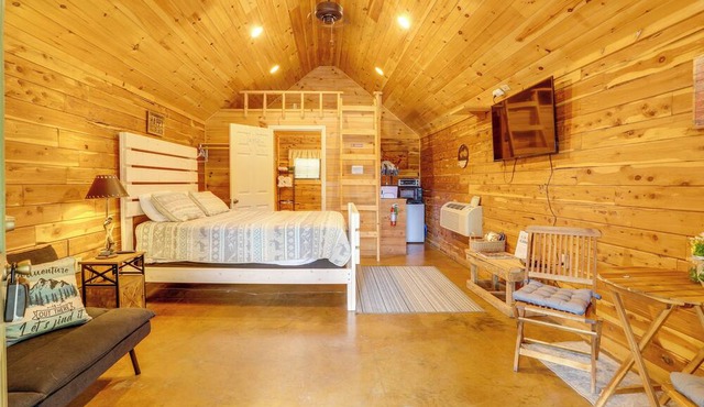 Near Trails! Ozark Mtn Hideaway w/Fire Pit, Grill